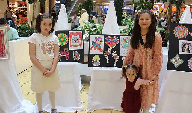Depremzede kadınlar el emeklerini sergiledi