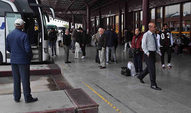 Depremzedeler oy kullanmak için memleketine geri dönüyor