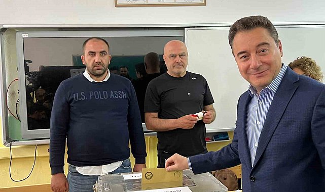 DEVA Partisi Genel Başkanı Babacan Ankara'da oyunu kullandı