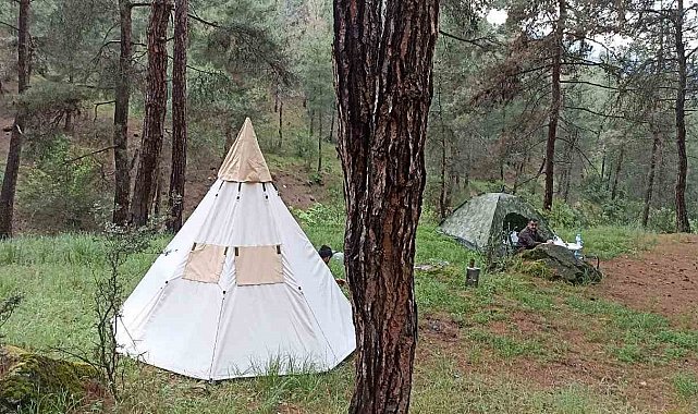 Doğa tutkunları Laçin'de kampın ardından çevredeki çöpleri topladı
