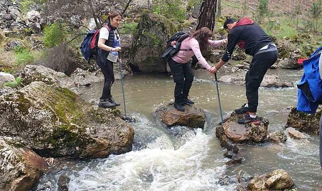 Doğa yürüyüşçüleri Zahran Vadisi'nde eşsiz manzaraları fotoğrafladı