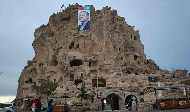 Dünyanın en büyük doğal gökdelenine Recep Tayyip Erdoğan posteri asıldı