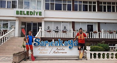 ESDAG üyeleri debisi yükselen Sakarya Nehri'nde kano yaptı