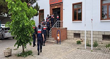 Eskişehir'de çaldıkları malzemeleri Antalya'da satan 9 şüpheliden 3'ü tutuklandı