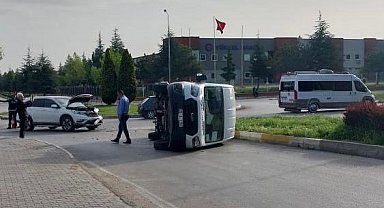 Eskişehir'de işçileri taşıyan minibüs devrildi: 5 kişi yaralandı