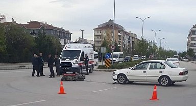 Eskişehir'de motosikletli kurye ile otomobil çarpıştı, 1 yaralı