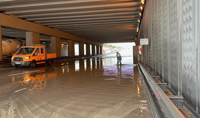 Eskişehir'de sağanakla birlikte su basan alt geçit trafiğe kapatıldı