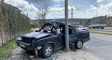 Eskişehir'de virajı alamayan otomobil ağaca ve direğe çarparak durabildi