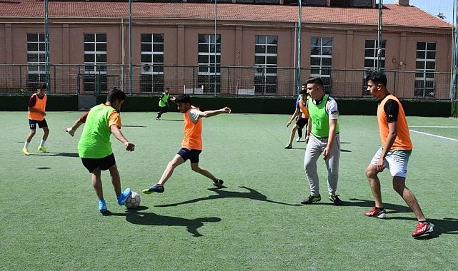 Eskişehir'e deprem bölgesinden gelen öğrenciler ile dostluk maçı