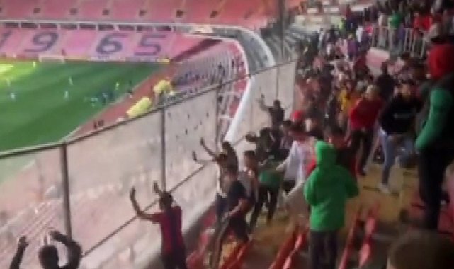 Eskişehirspor - Yeni Mersin İ.Y. maçında yaşanan olaylarda polisler yaralanırken, stat zarar gördü
