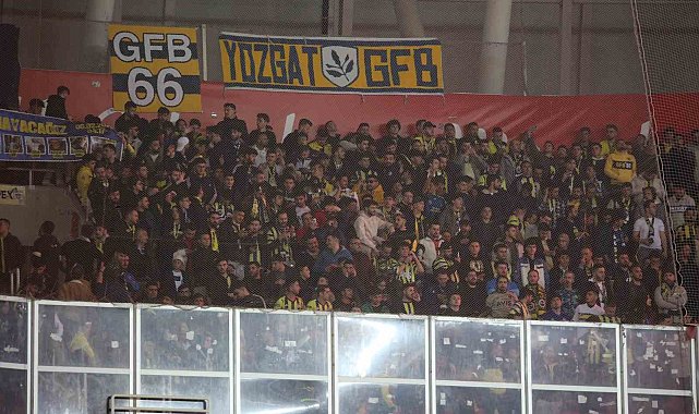 Fenerbahçeli taraftarlar deplasman tribününü doldurdu