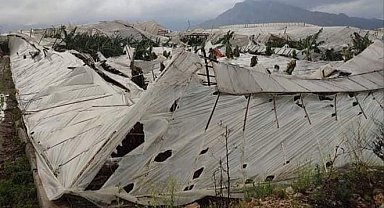 Fırtına ve hortum biri tır iki aracı devirdi, çatıları uçurup seraları parçaladı