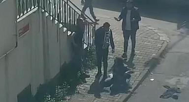 Genç kadına sokak ortasında kabusu yaşattı! Çığlıklarını duyan yardıma koştu