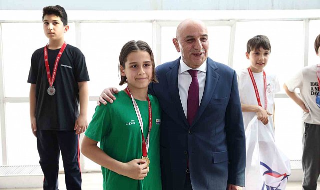 Genç yüzücüler madalyalarını Keçiören Belediye Başkanı Altınok'tan aldı