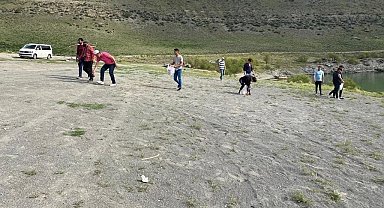 Gençler Acıgöl'de çevre temizliği yaptı