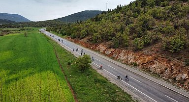 Gençler, genç kalmak için yağmur altında pedal çevirdi