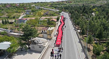 Gençlerden 100 metrelik dev Türk Bayrağı