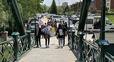 Güneşli havayı fırsat bilen vatandaşlar soluğu parklarda aldı