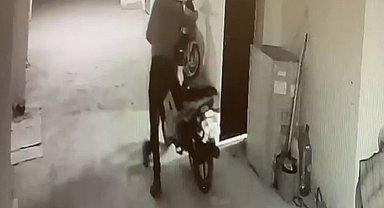 Güvenlik kamerasına yakalanan hırsız rahat tavırlarıyla dikkat çekti