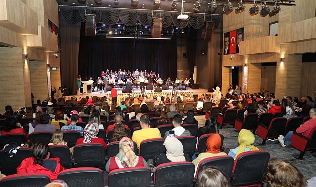 Halk Korosu ilk konserini verdi