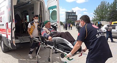 Hasta ve engelli seçmenler sağlık ekiplerinin yardımıyla sandığa gidiyor