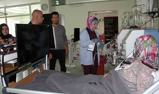 Hastalar sıkılmasın diye yataklarına televizyon asıldı