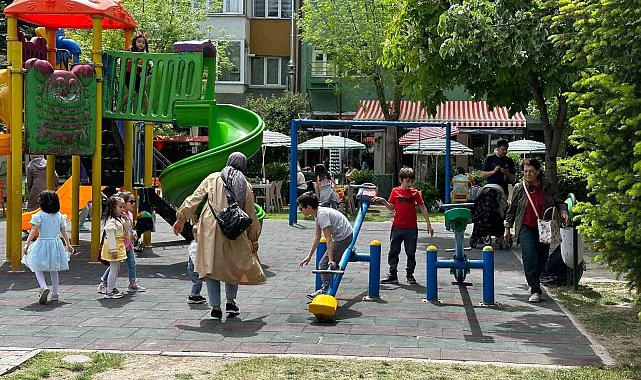 İdari tatil ile parklarda çocuk cıvıltısı hakim oldu