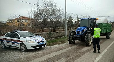 Jandarma ekipleri traktörleri sıkı denetime aldı