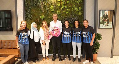 Kadın sporcular başarılarını Başkan Tarhan ile paylaştı