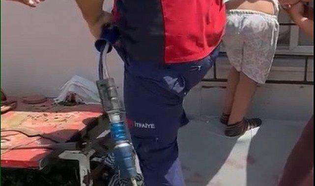 Kafası pencere demirine sıkışan çocuğu itfaiye kurtardı