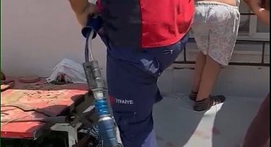 Kafası pencere demirine sıkışan çocuğu itfaiye kurtardı