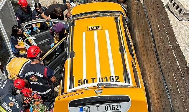 Kamyonetle çarpışan ticari taksi bahçeye düştü: 2 yaralı