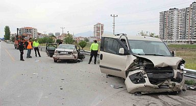 Karaman'da otomobil ile hafif ticari araç çarpıştı: 7 yaralı