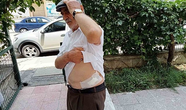 Kartını vermeye gelen komşusunu bıçakla yaraladı