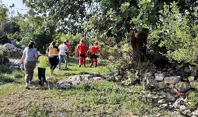 Kayalıklarda yaralanan turist ile mahsur kalan keçi kurtarıldı