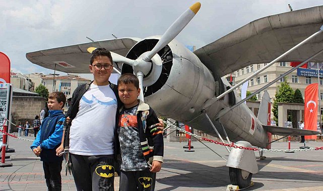 Kayseri Tayyare Fabrikası'nda üretilen ilk P-24A uçağına vatandaşlardan yoğun ilgi