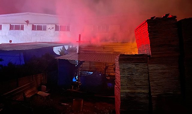Kayseri'de mobilya fabrikasının deposu yandı