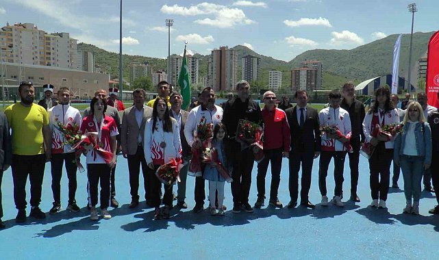 Kayserili dünya şampiyonları yurda döndü
