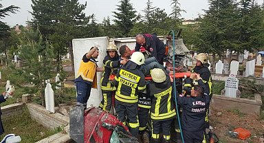 Kazada araçta sıkışan sürücü itfaiye ekipleri tarafından kurtarıldı