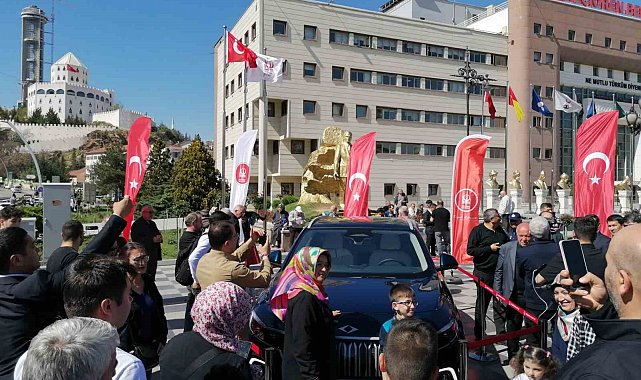 Keçiören'de vatandaşların beğenisine sunulan Togg yoğun ilgi gördü
