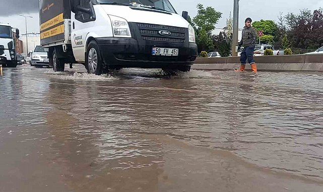 Kırıkkale'de aniden bastıran yağışta caddeler göle döndü