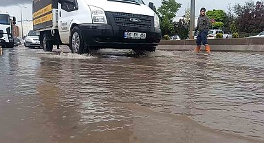 Kırıkkale'de aniden bastıran yağışta caddeler göle döndü