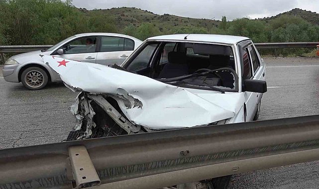 Kırıkkale'de otomobil bariyerlere çarptı: 4 yaralı