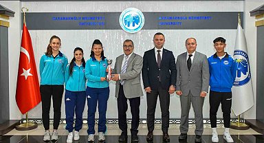 KMÜ, badminton takımı kupa ile döndü