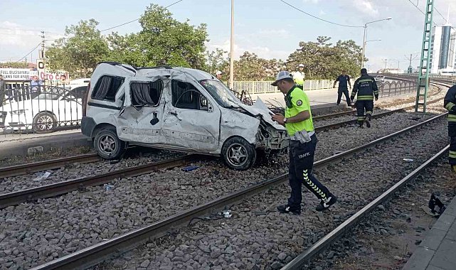 Kontrolden çıkan araç tramvay yoluna girdi: 3 yaralı