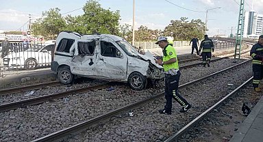 Kontrolden çıkan araç tramvay yoluna girdi: 3 yaralı
