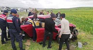 Kontrolden çıkan otomobil araziye uçtu: 3 yaralı