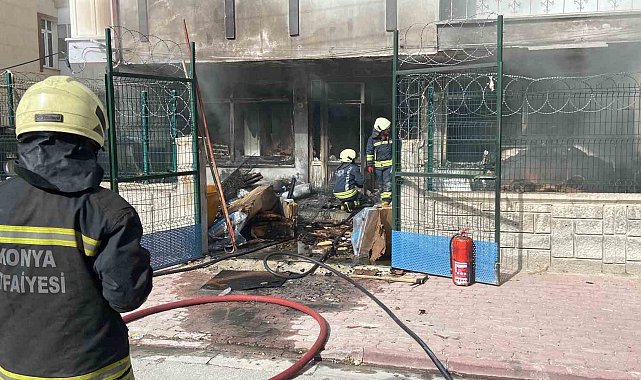 Konya'da depodaki yatak ve bazalar yandı