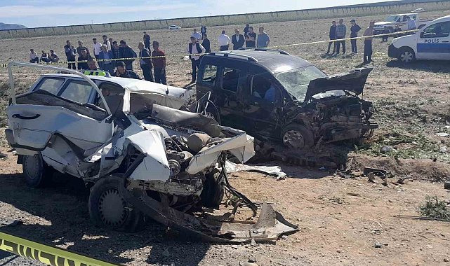 Konya'da hafif ticari araç ile otomobil çarpıştı: 5 ölü, 2 yaralı