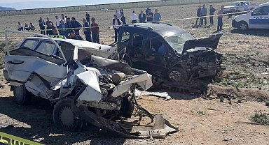Konya'da hafif ticari araç ile otomobil çarpıştı: 5 ölü, 2 yaralı